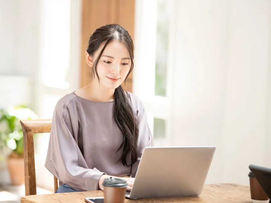 協会ブランドの信頼感を伝えるビジネスシーン
