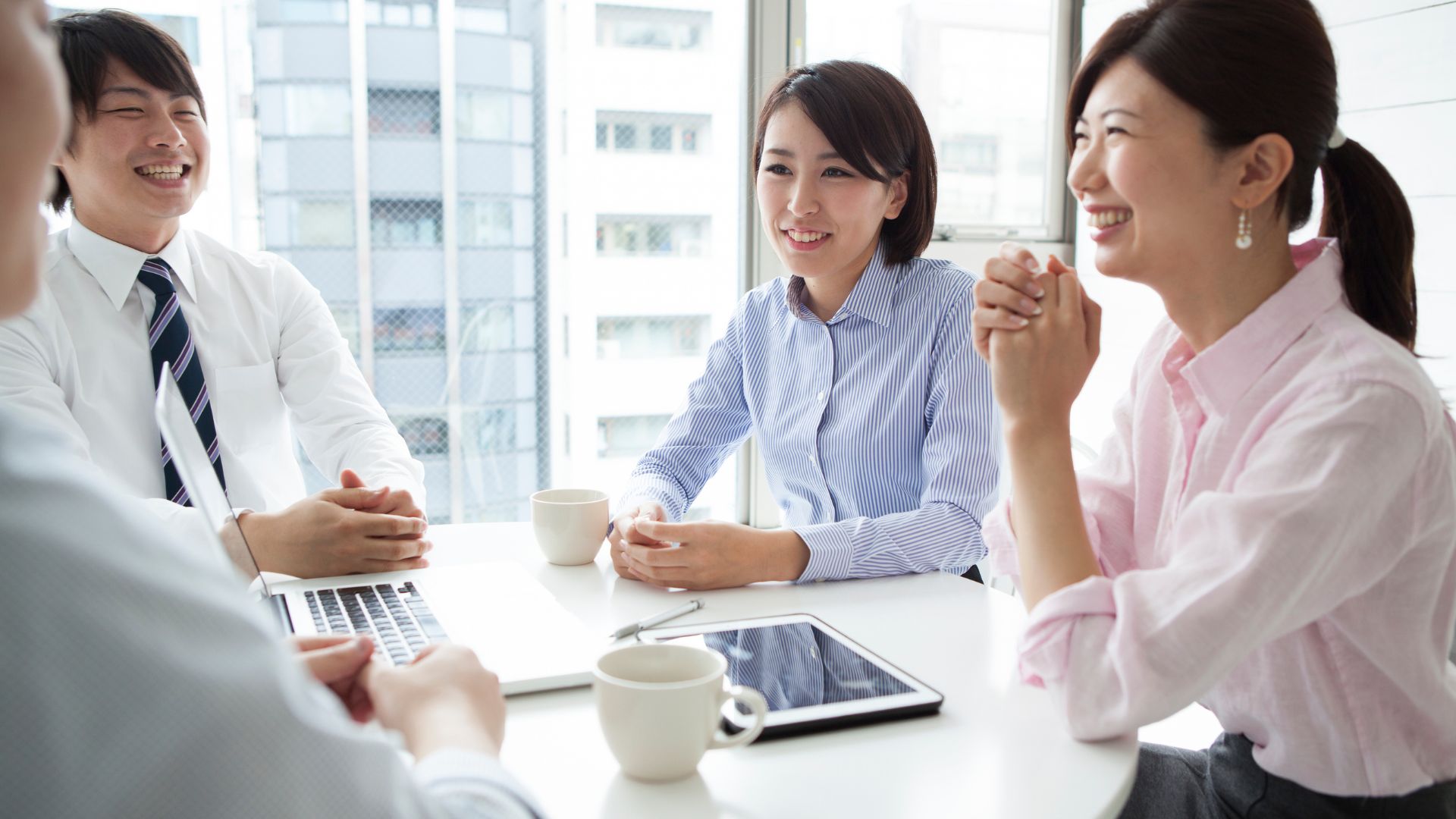 仲間と交流し情報を分かち合うビジネスチーム