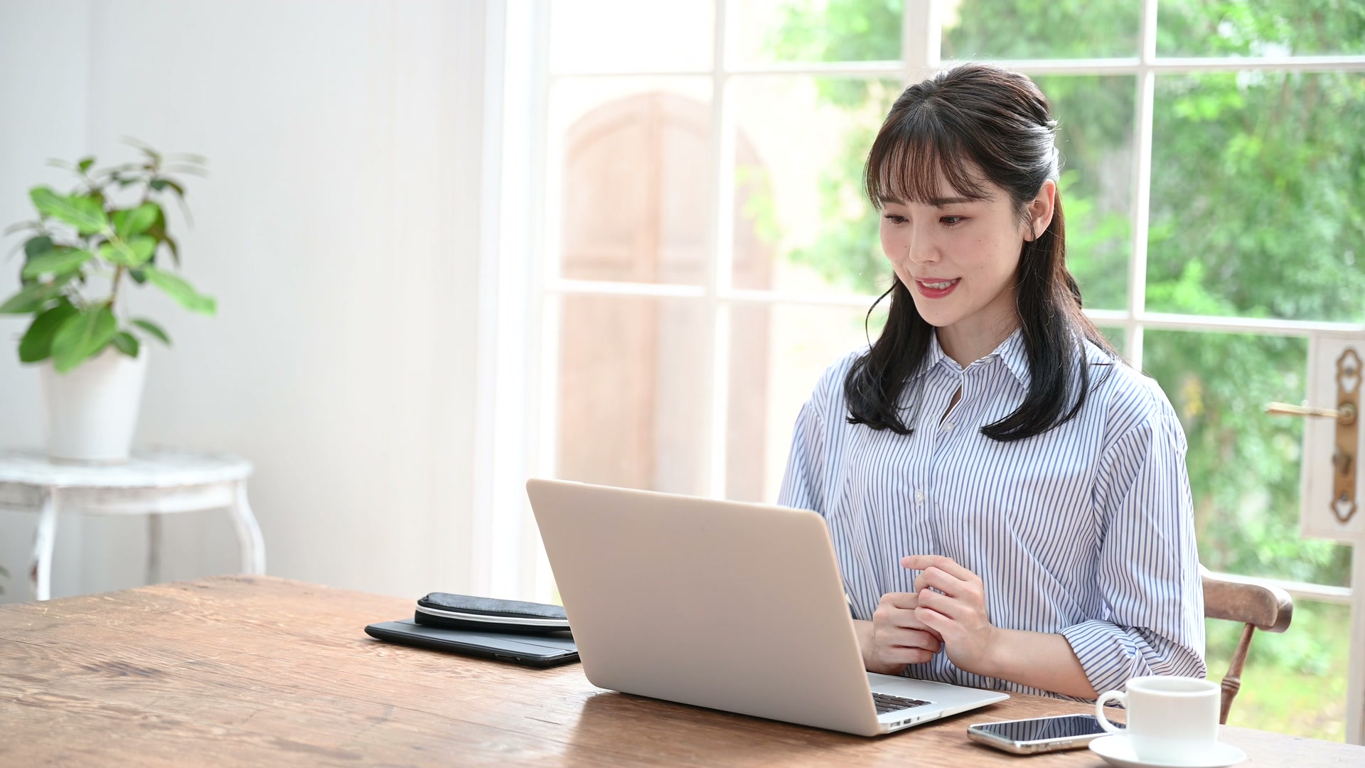 オンラインで実務知識を学ぶ女性